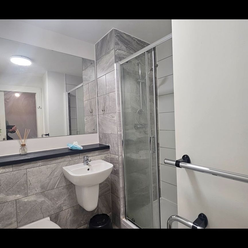 Studio Flat, Nation Way, L1 - Photo 1