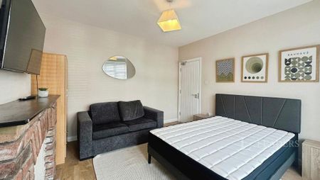 1 bedroom in a house share to rent - Photo 2