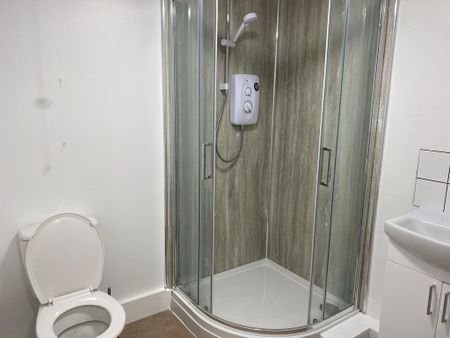 1 bedroom in a house share to rent - Photo 3