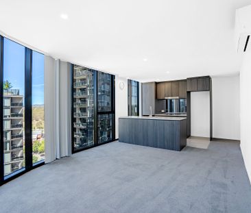 Spacious two-bedroom apartment with stunning lake views. - Photo 2