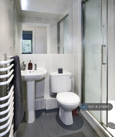 3 bedroom flat to rent - Photo 4