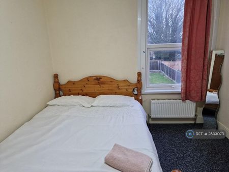 1 bedroom in a house share to rent - Photo 3