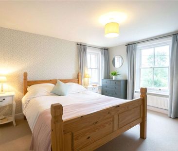 Attractive detached five bedroom period family house with delightfu... - Photo 4