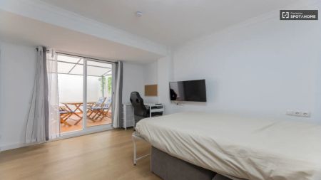 Single Bed in Room in a shared 5-bedroom apartment for rent in Mont-Olivet, only females. - Photo 3