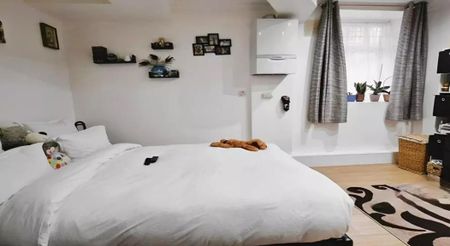 3 Bed Flat, Upton Heights, E7 - Photo 2