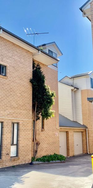 Modern Town House - Photo 2