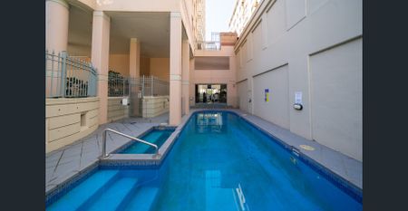 Stylish oversized apartment in resort like setting - Photo 5