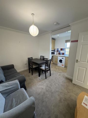 3 bedroom flat to rent - Photo 2