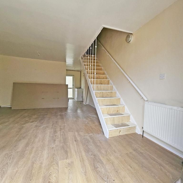 2 bedroom end of terrace house to rent - Photo 1