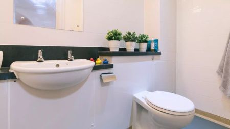 Classic 2 Bed Apartment - Photo 4