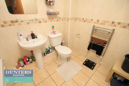 2 bedroom Flat To Let - Photo 3