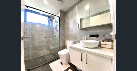 STUNNING APARTMENT IN GREAT LOCATION! - Photo 2