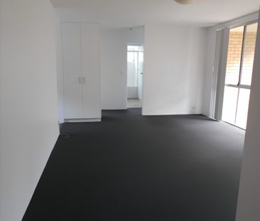 Comfortable 2-Bedroom Unit with Balcony & Outdoor Space in Toowong! - Photo 2