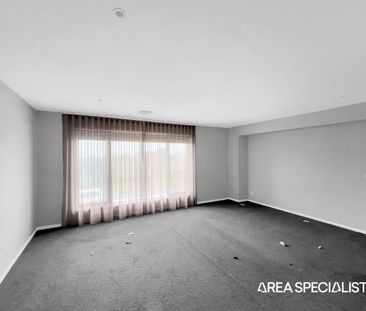 Luxury Family Living with Private Pool Opposite Grandvue Park - Photo 2