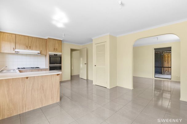 Light filled three bedroom residence in quiet location - Photo 1