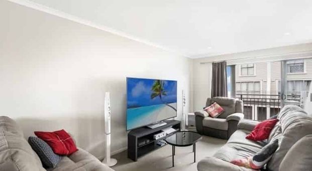 Beautiful Townhouse in Papatoetoe - Photo 1