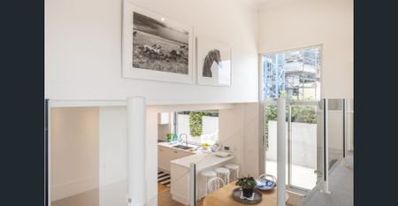 Price reduced for short term! Executive harbourside triplex apartment with house size proportions. Fully furnished, flexible lease term. - Photo 3