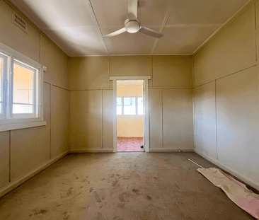 Old World Charm - 3 Bedroom home with fully fence large back yard - Photo 2