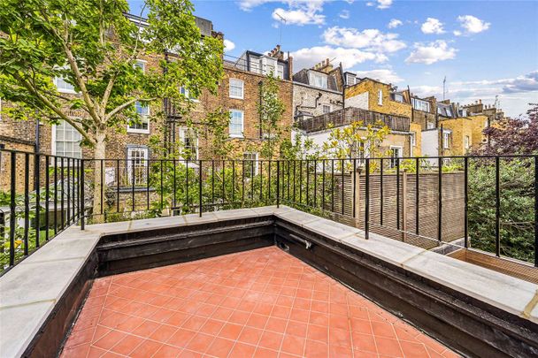 A beautifully refurbished five bedroom house, with separate terrace, tucked away in a pretty street seconds from the shops, bars and restaurants of the Kings Road - Photo 1