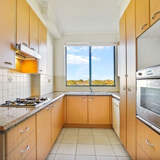 Very Bright Two Bedroom Apartment with District Views... - Photo 1