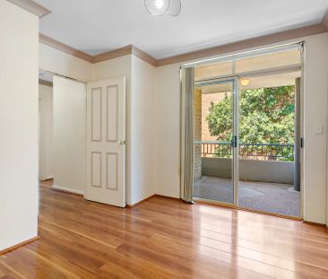 SPACIOUS TWO BEDROOM APARTMENT WITH NEAR NEW FLOORING THROUGH-OUT - Photo 4