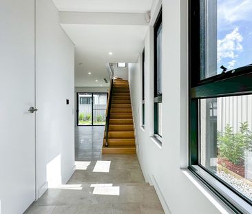 Stunning 3-storey home with Roof Terrace - Photo 4