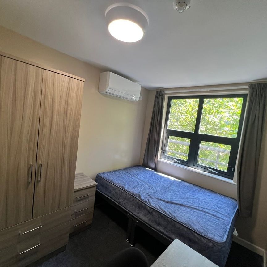 Room in a Shared Flat, Classic House, BS1 - Photo 1