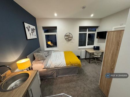 8 bedroom semi-detached house to rent - Photo 3