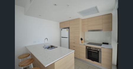 SPACIOUS LIGHT AND AIRY 1 BEDROOM APARTMENT - FULLY FURNISHED "AVINI BROADBEACH" - Photo 3