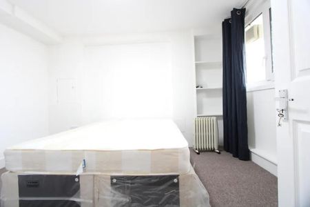 5 Bed Flat, Mansel Court, SW11 - Photo 2