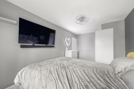 3 bedroom flat to rent - Photo 4