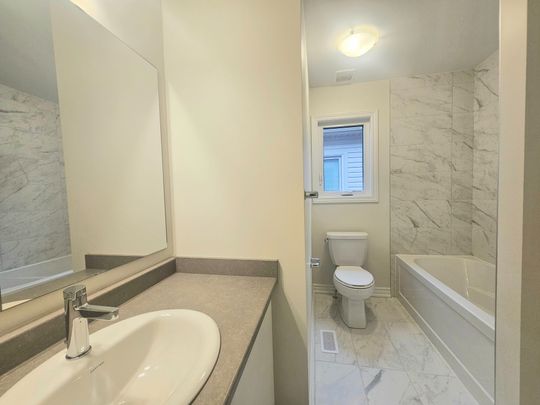 For Lease - 31 Phoenix Boulevard, Barrie, Ontario - Photo 1