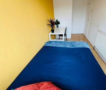 Room in a Shared Flat, London, SW8 - Photo 3