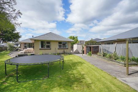 Charming Family home tucked away down a long driveway - Photo 3