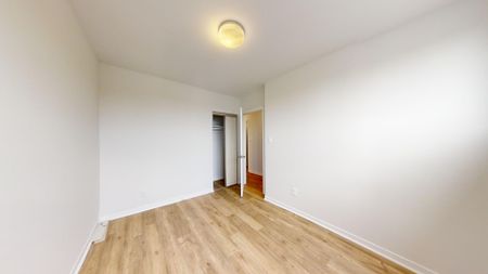 10-20 Bergamot Ave - Photo 4