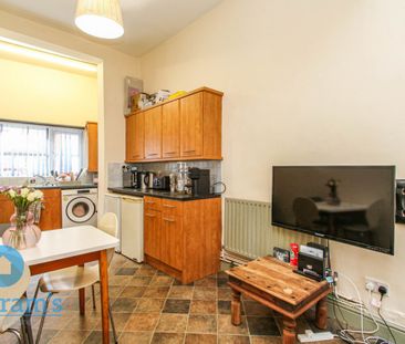 3 bed Flat for Rent - Photo 4