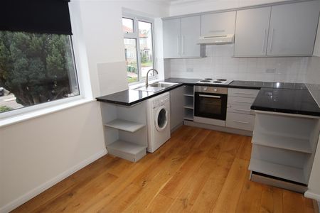 2 bedroom Maisonette to let - Photo 5