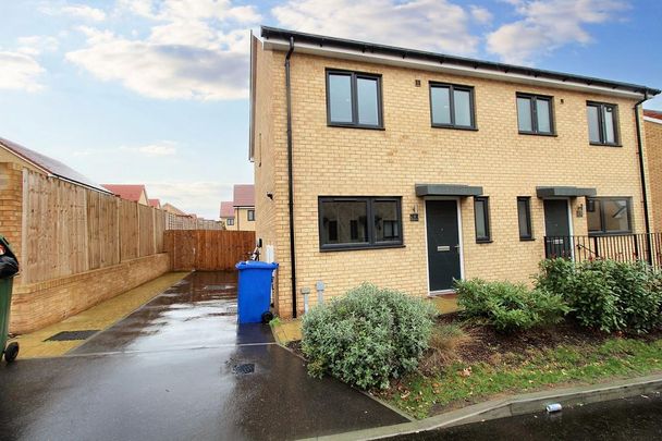 3 bedroom semi-detached house to rent - Photo 1