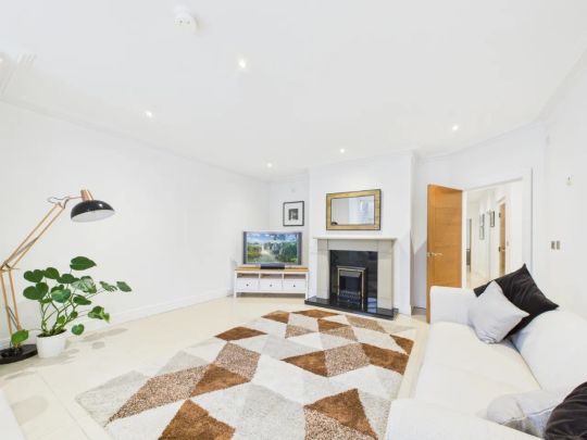 Apartment 2, 39 - Photo 1