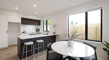 Modern 2-Bedroom, 2-Bathroom Duplex in Leamington - Photo 4