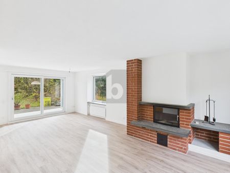 SUNNY LOCATION WITH LARGE GARDEN - Photo 2