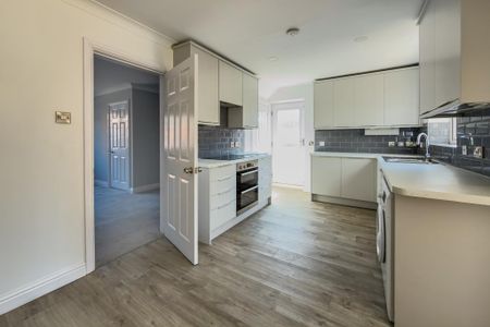 3 bedroom semi-detached house to rent - Photo 5