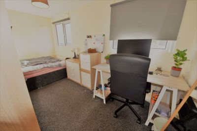3 bedroom Flat in Woodhouse Street, Leeds - Photo 1