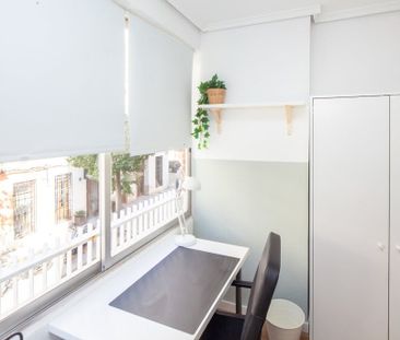 Carrer de les Illes Canàries, Valencia, Valencian Community 46023 - Photo 2