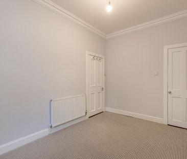 3 bedroom flat to rent - Photo 6
