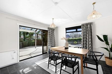 Located in a quiet cul-de-sac, it is just moments from Westfield Chartwell Shopping Centre with its wide range of shops, dining options, and cinema. - Photo 3