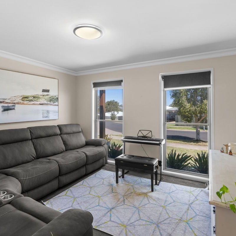 Spacious Family Home in Glenvale - Photo 1