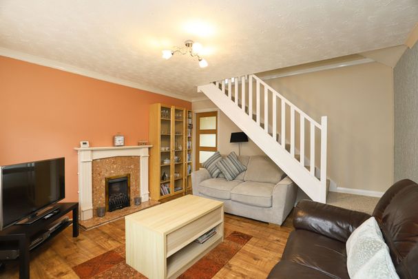 2 bedroom Semi-Detached House to rent - Photo 1