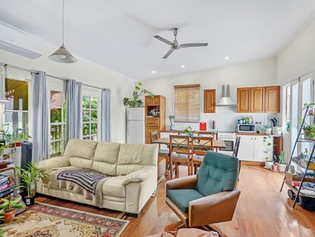 Three bedroom Cottage with Granny flat - Photo 2