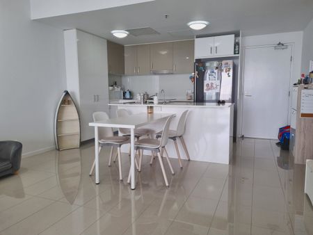 Unfurnished Luxury Living with Broadwater Views - Photo 3